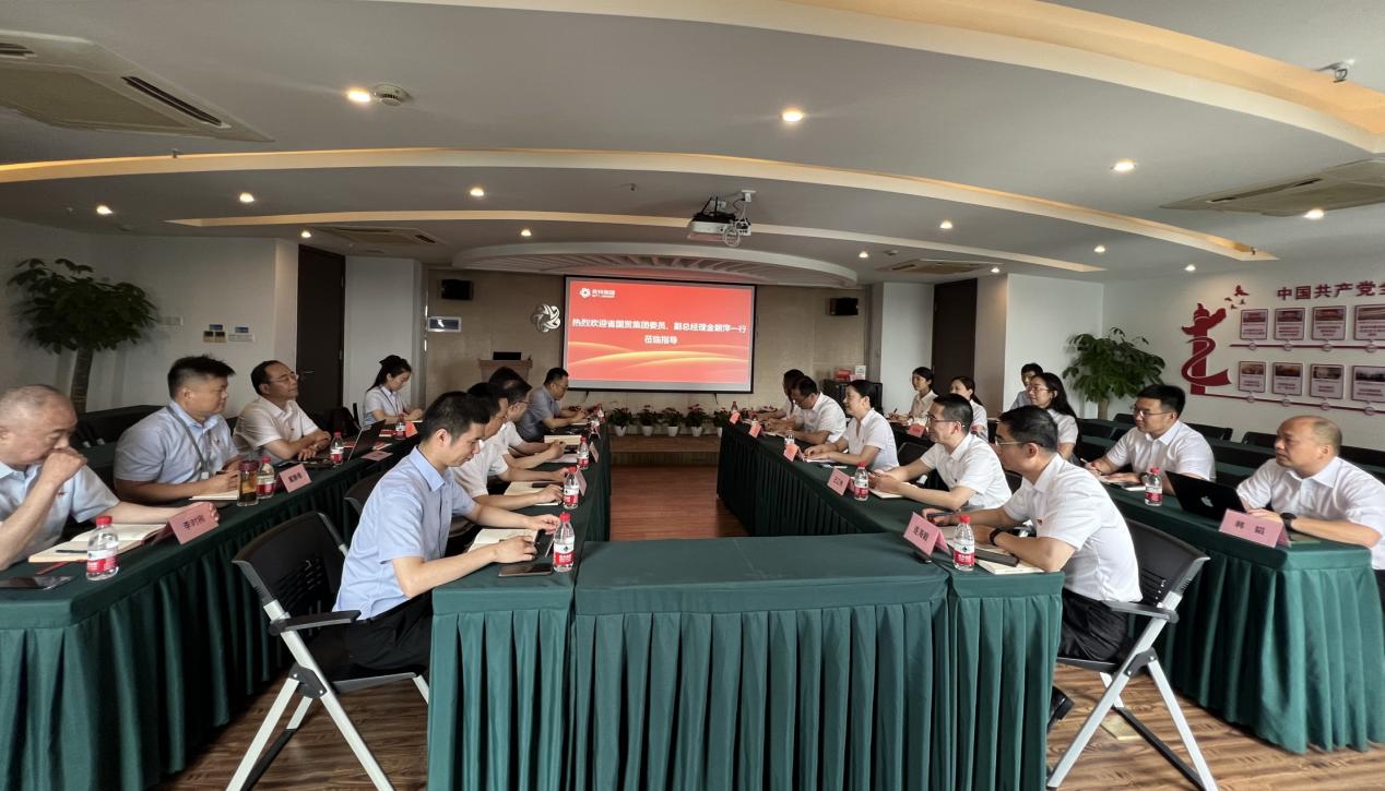 省國(guó)貿(mào)集團(tuán)黨委委員、副總經(jīng)理金朝萍來英特生物宣講主題教育專題黨課
